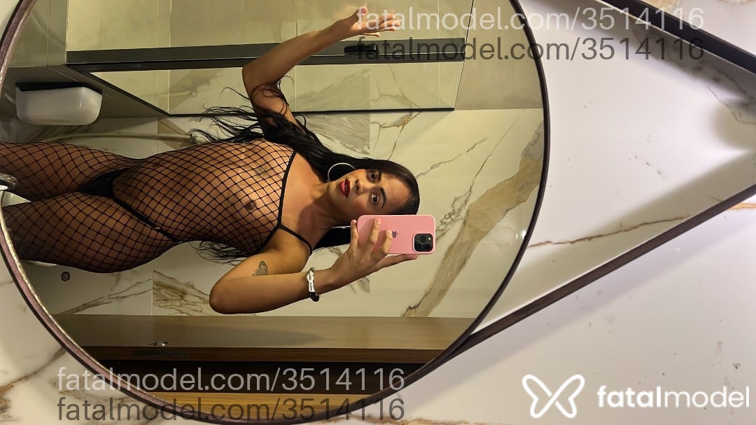 Acompanhante mulher trans com cabelo castanho de olhos castanhos - Larissa