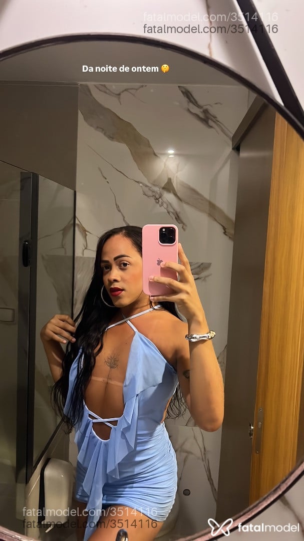 Acompanhante mulher trans com cabelo castanho de olhos castanhos - Larissa