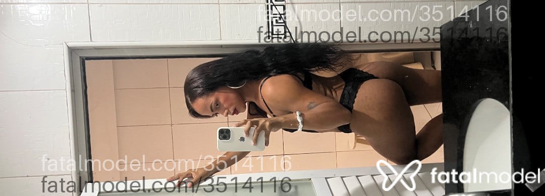 Acompanhante mulher trans com cabelo castanho de olhos castanhos - Larissa