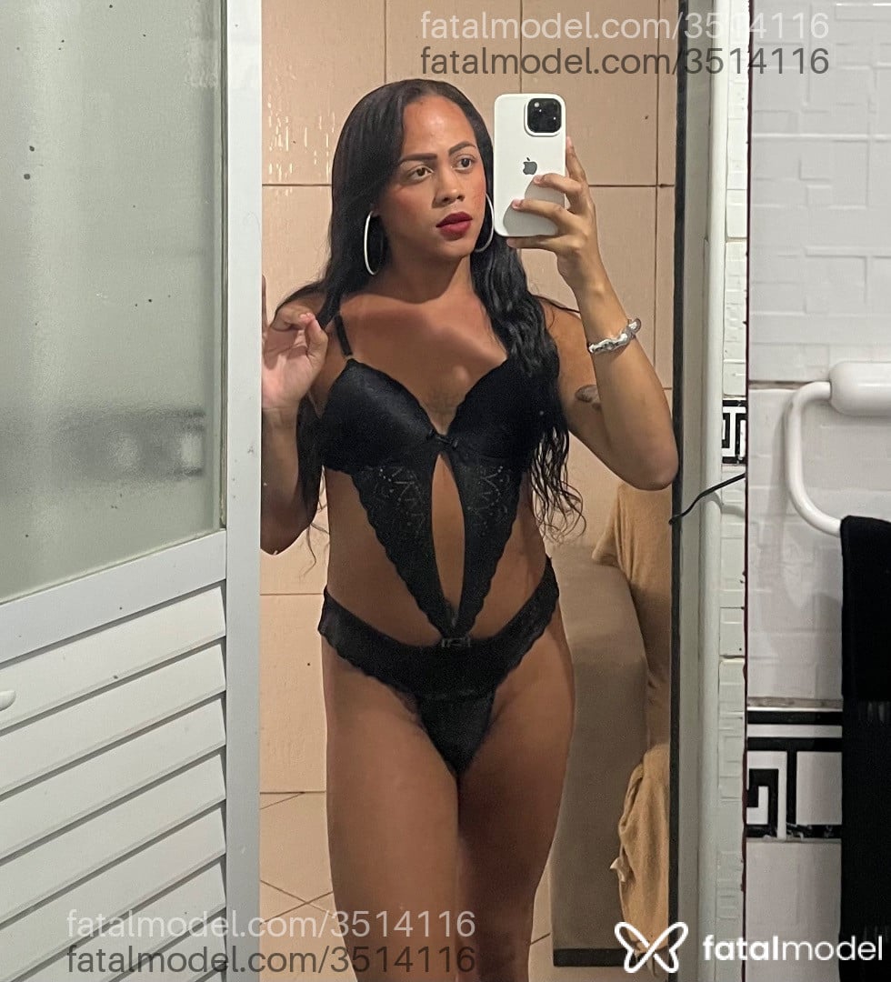 Acompanhante mulher trans com cabelo castanho de olhos castanhos - Larissa
