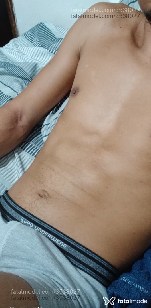Acompanhante homem com cabelo castanho de olhos castanhos - Baiano