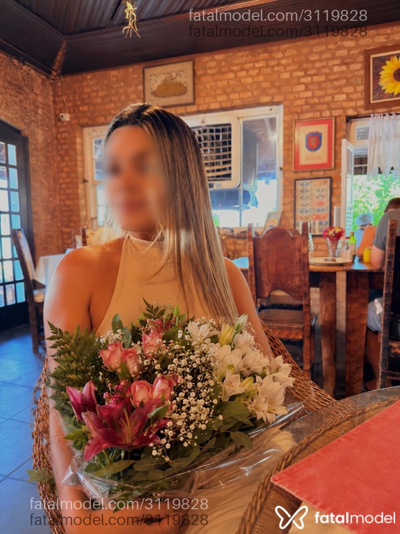 Acompanhante mulher loira (o) de olhos castanhos - Valentina