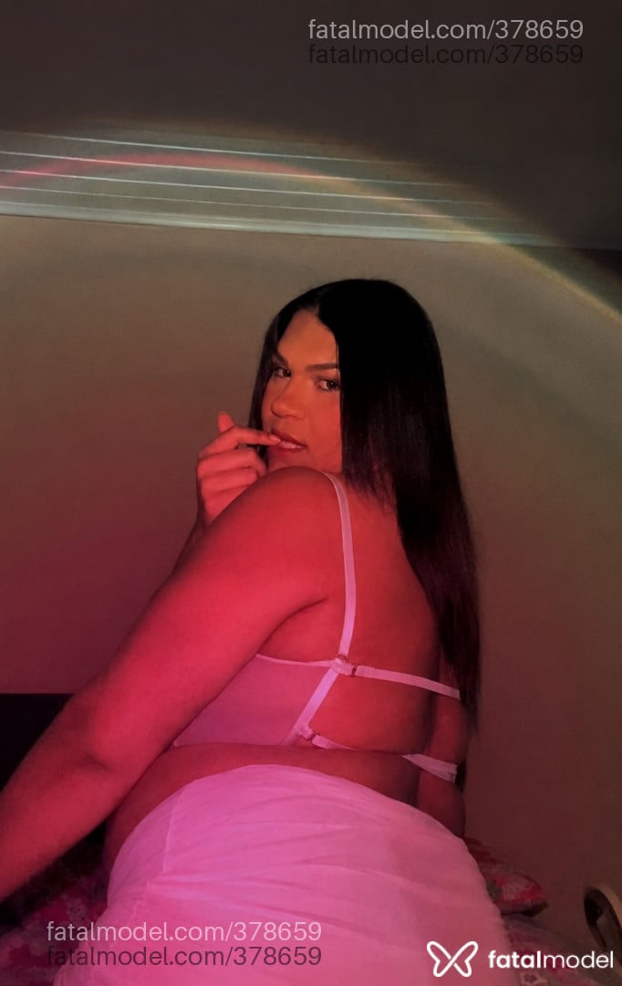 Acompanhante mulher trans com cabelo castanho de olhos mel - GarotaPlus