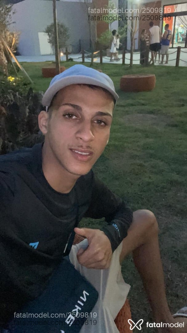 Acompanhante homem morena (o) de olhos verdes - Wesley