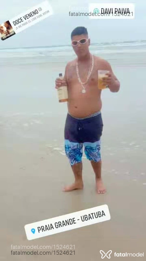 Acompanhante homem com cabelo castanho de olhos castanhos - João