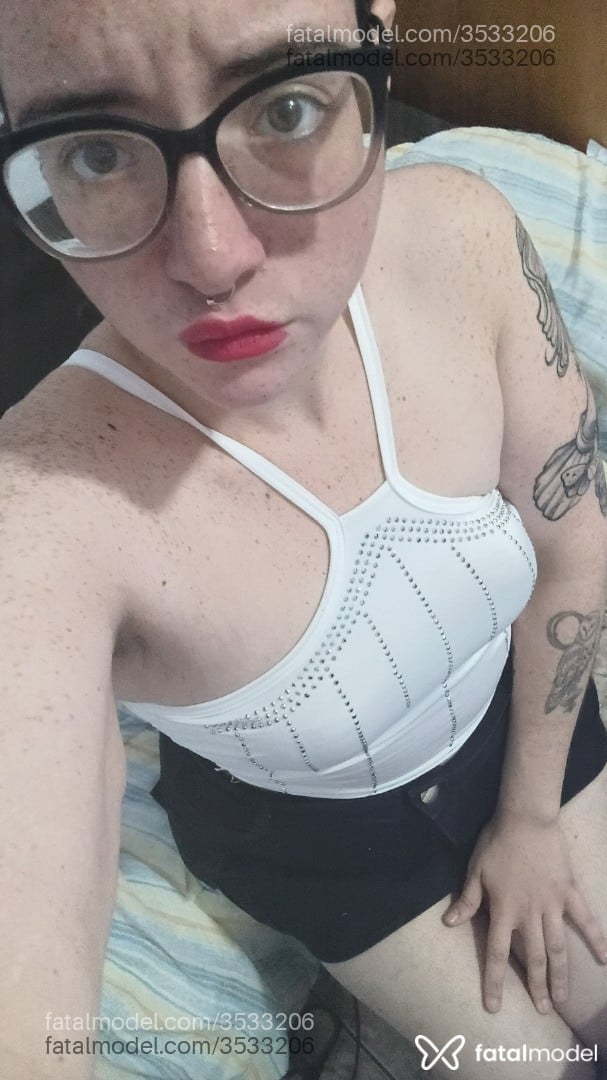 Acompanhante mulher morena (o) de olhos mel - Bellynha
