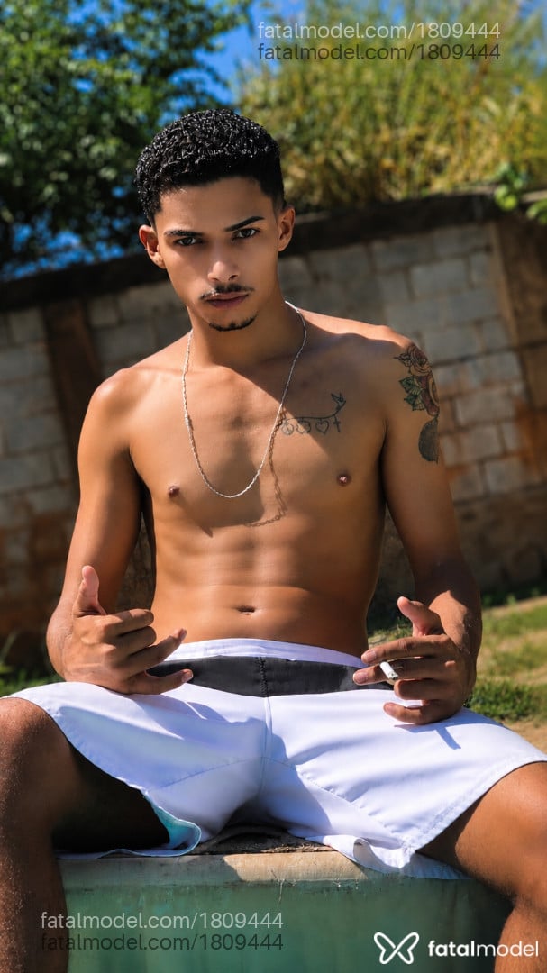 Acompanhante homem com cabelo castanho de olhos castanhos - Matarazzo
