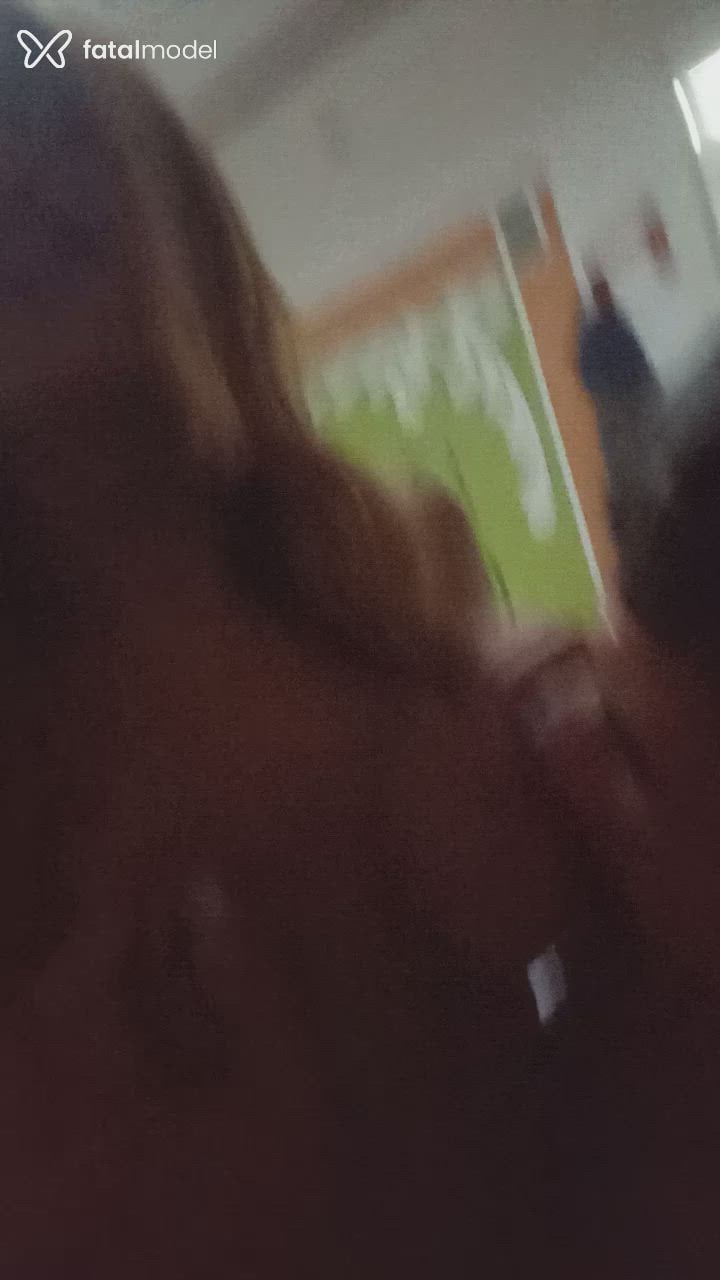 Acompanhante mulher trans loira (o) de olhos castanhos - Majú