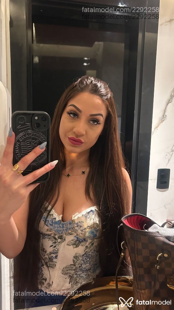 Acompanhante mulher morena (o) de olhos verdes - Livia Bellecour