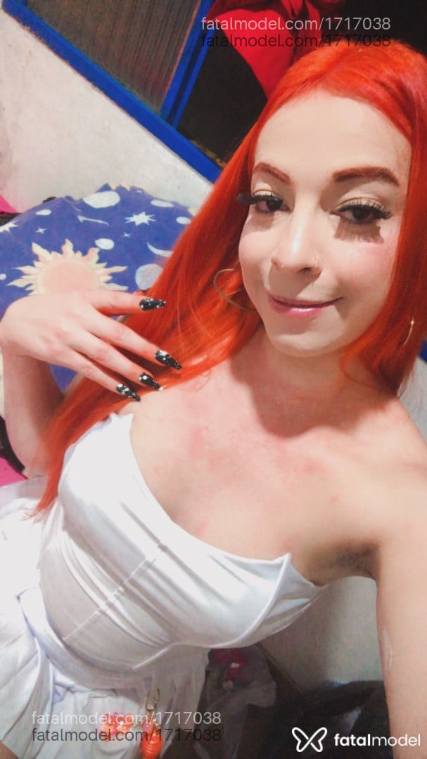 Acompanhante mulher trans com cabelo castanho de olhos pretos - Monike