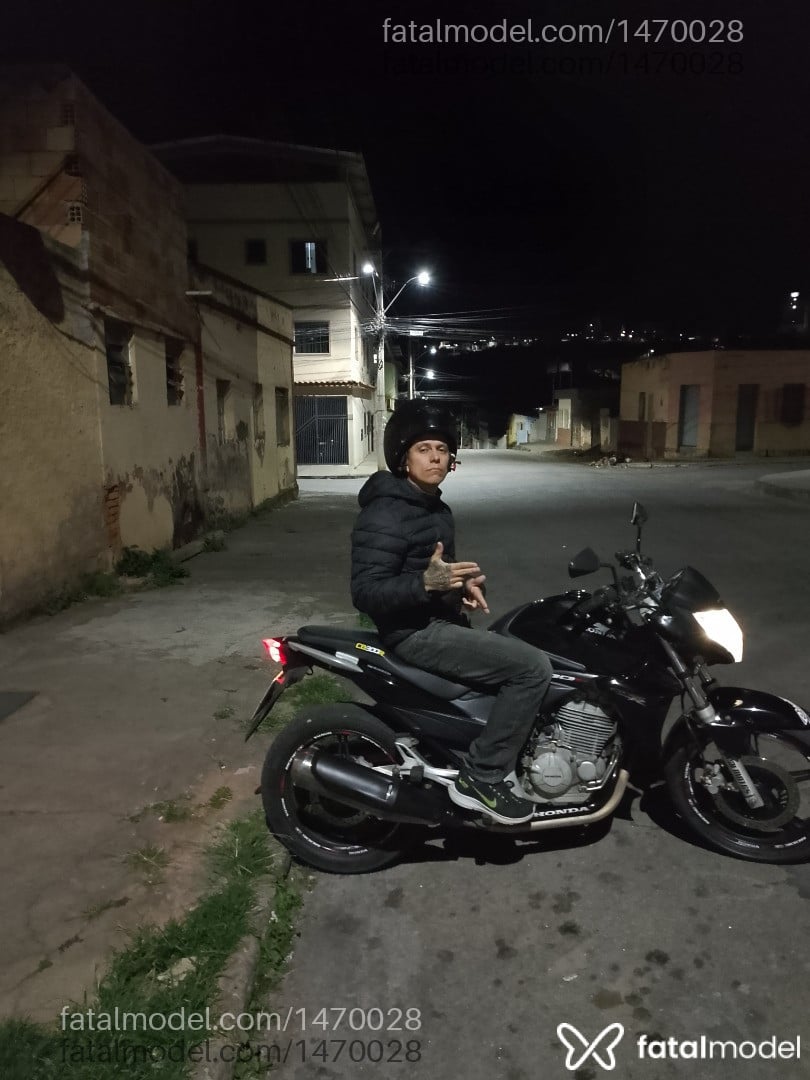 Acompanhante homem com cabelo castanho de olhos mel - Antônio