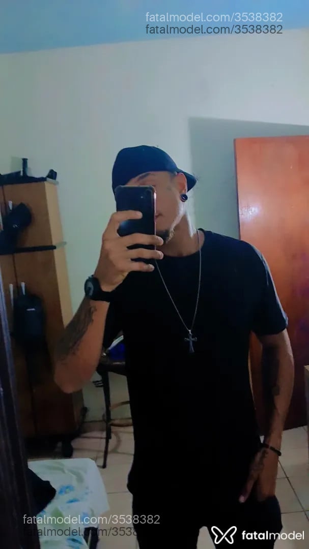 Acompanhante homem com cabelo castanho de olhos verdes - Cinho Acompanhante homem com cabelo castanho de olhos verdes - Cinho
