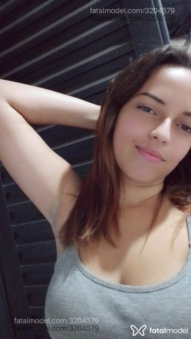 Acompanhante mulher com cabelo castanho de olhos pretos - Isahputa