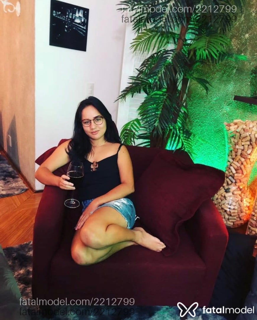 Acompanhante mulher morena (o) de olhos azuis - Izadora