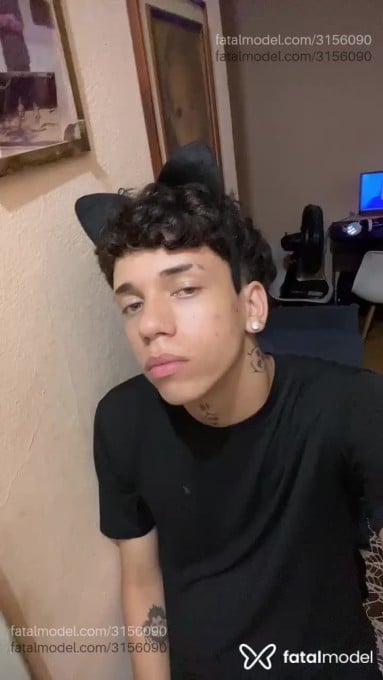 Acompanhante homem com cabelo castanho de olhos verdes em Virtual Acompanhante homem com cabelo castanho de olhos verdes em Virtual - Alves