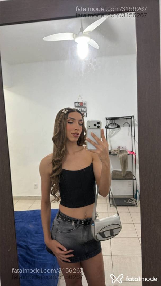 Acompanhante não-binário loira (o) de olhos pretos - Sophy Parisi