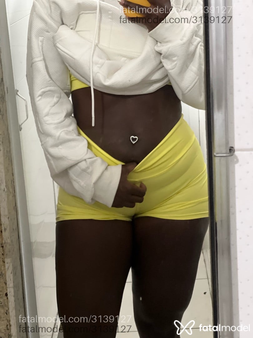 Acompanhante mulher morena (o) de olhos castanhos - Susuh Acompanhante mulher morena (o) de olhos castanhos - Susuh