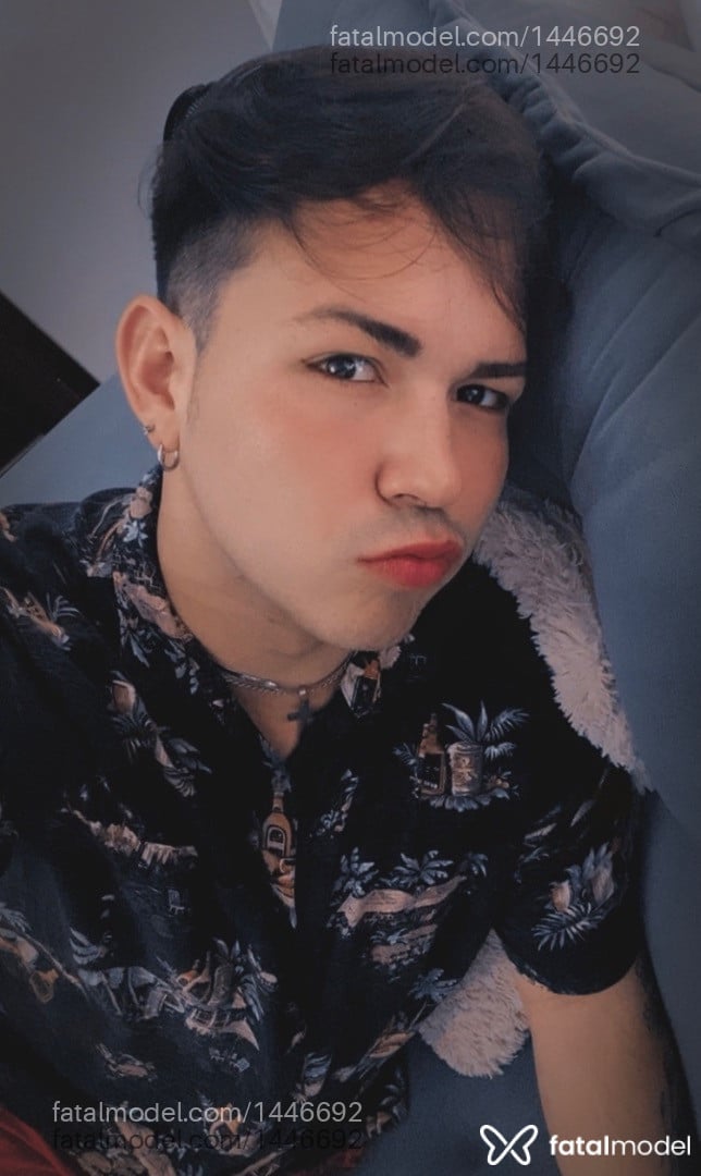 Acompanhante homem com cabelo castanho de olhos castanhos - Passivoguentatudo