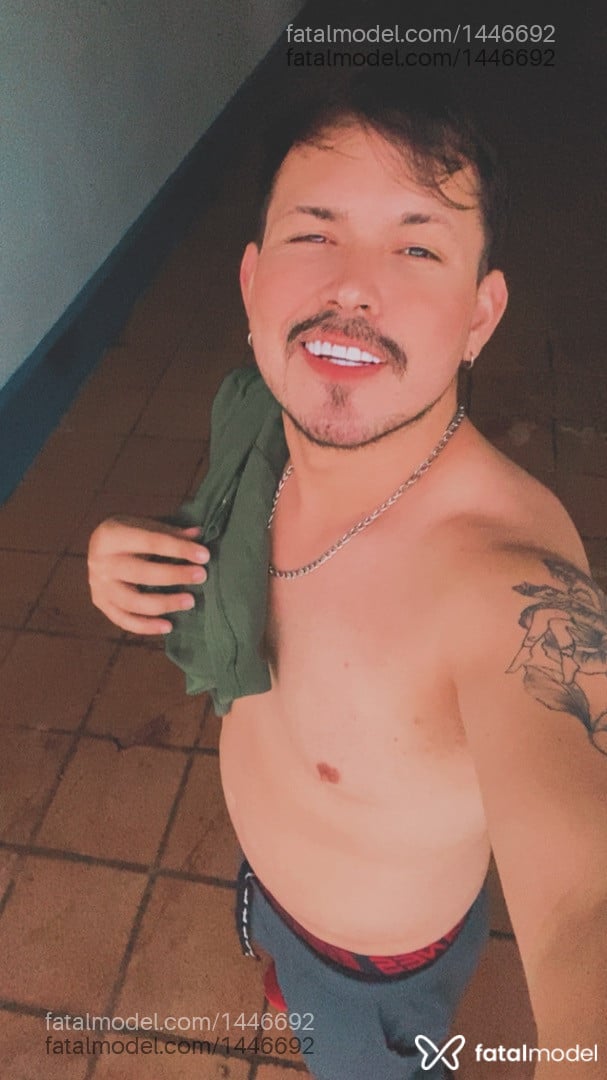 Acompanhante homem com cabelo castanho de olhos castanhos - Passivoguentatudo