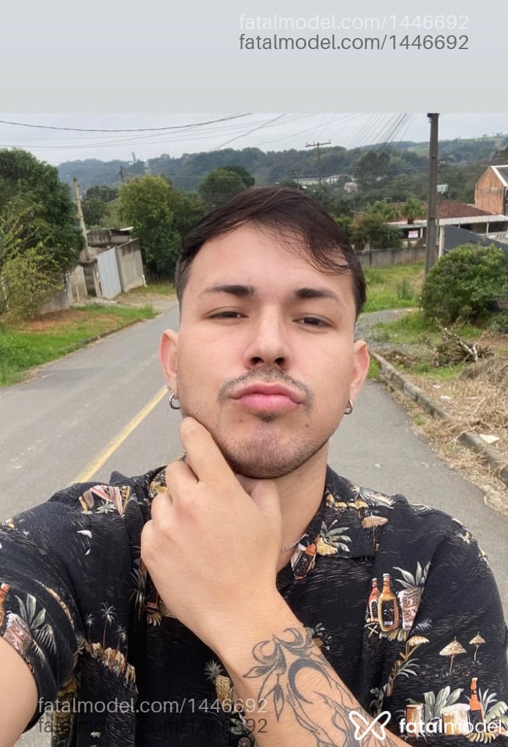 Acompanhante homem com cabelo castanho de olhos castanhos - Passivoguentatudo