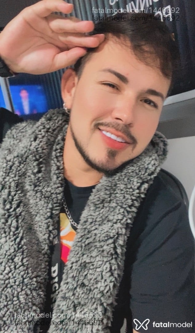 Acompanhante homem com cabelo castanho de olhos castanhos - Passivoguentatudo
