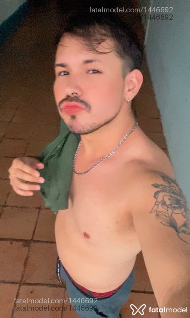 Acompanhante homem com cabelo castanho de olhos castanhos - Passivoguentatudo