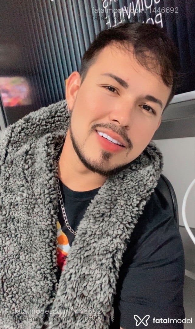 Acompanhante homem com cabelo castanho de olhos castanhos - Passivoguentatudo