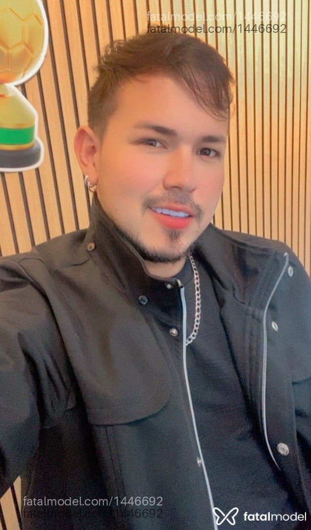 Acompanhante homem com cabelo castanho de olhos castanhos - Passivoguentatudo