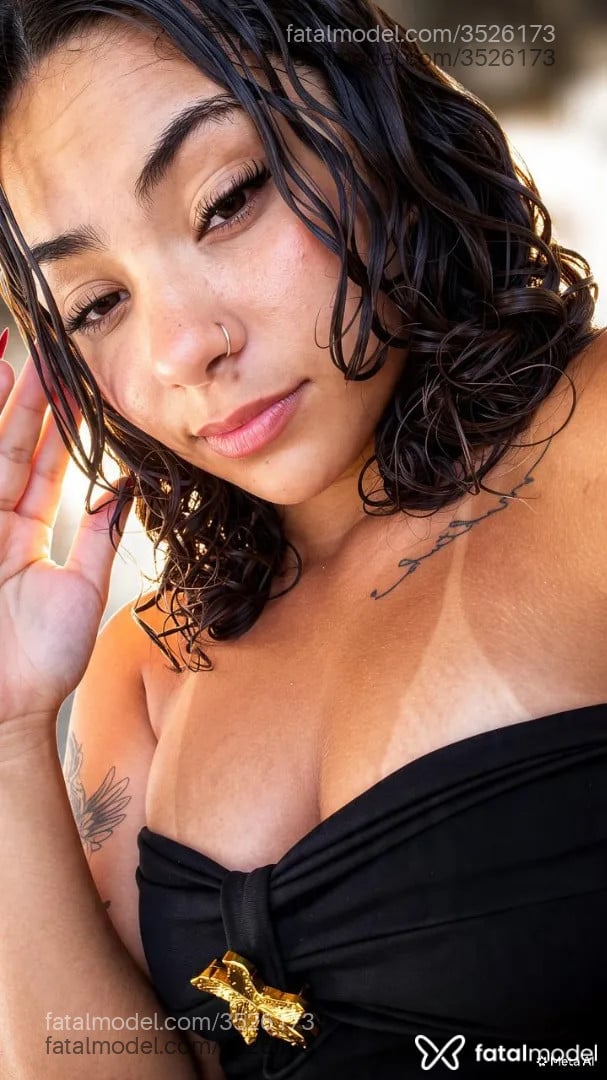 Acompanhante mulher com cabelo castanho de olhos castanhos - Fadaa Acompanhante mulher com cabelo castanho de olhos castanhos - Fadaa
