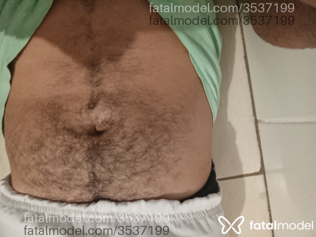 Acompanhante homem com cabelo castanho de olhos pretos - Emercao