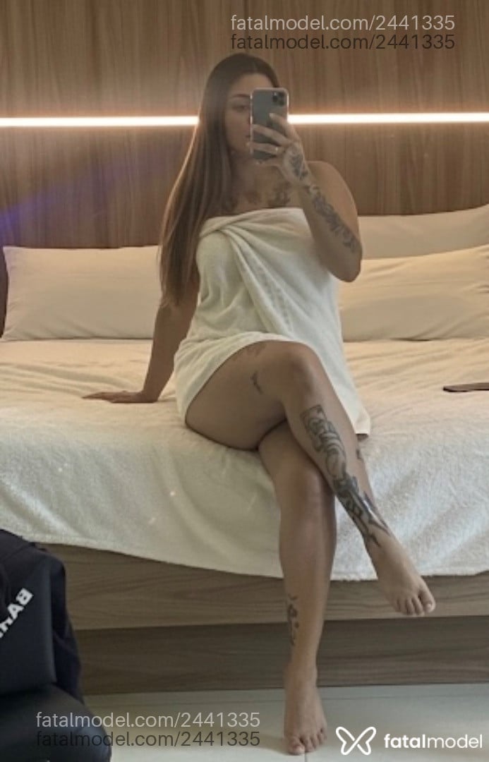 Acompanhante mulher com cabelo colorido de olhos mel - Yulia Fantyne Acompanhante mulher com cabelo colorido de olhos mel - Yulia Fantyne