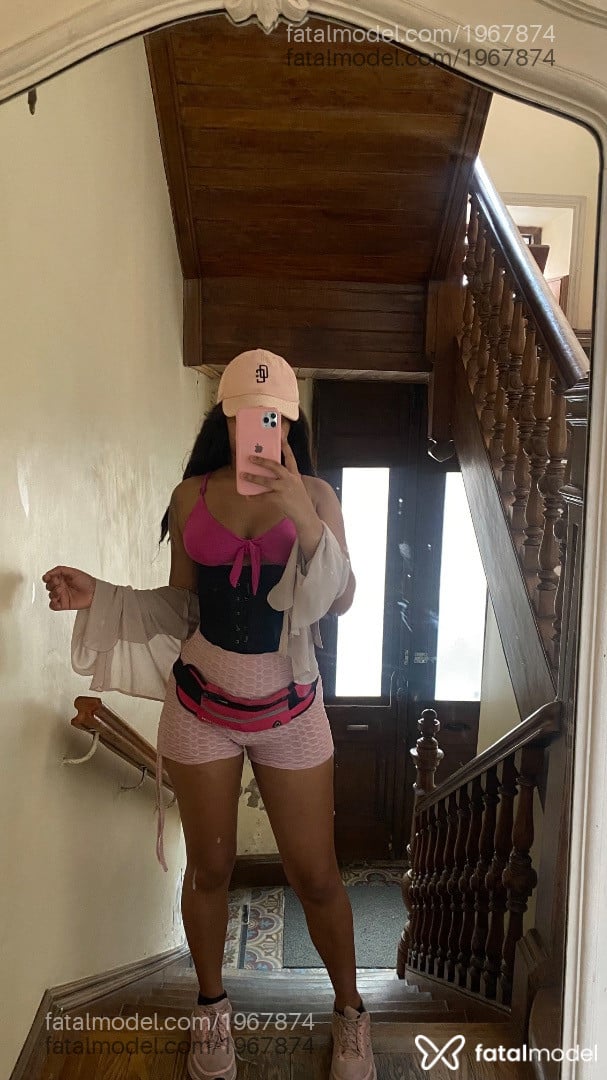 Acompanhante mulher com cabelo castanho de olhos castanhos - Safira Trajano