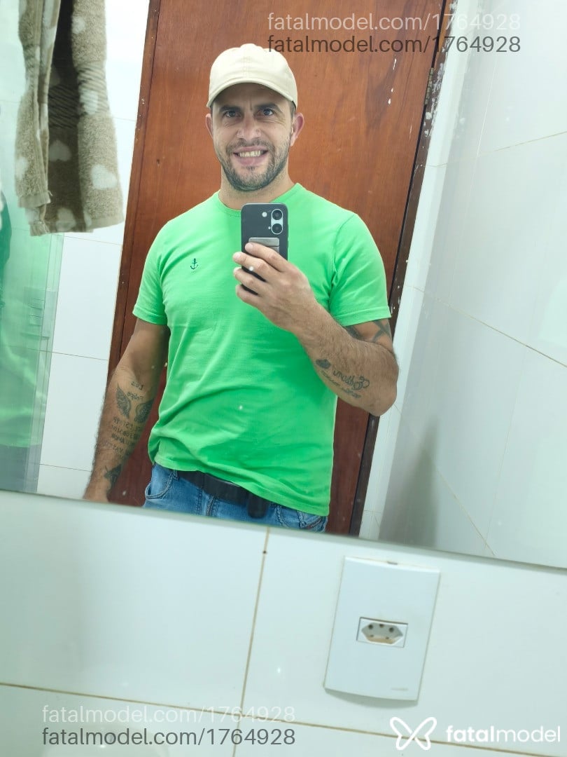 Acompanhante homem morena (o) de olhos castanhos - Mason Acompanhante homem morena (o) de olhos castanhos - Mason