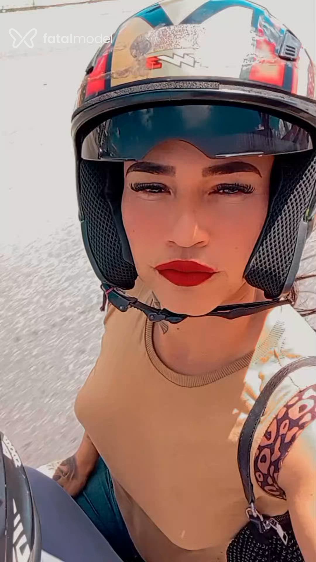 Acompanhante mulher trans morena (o) de olhos castanhos - Arielly Laís