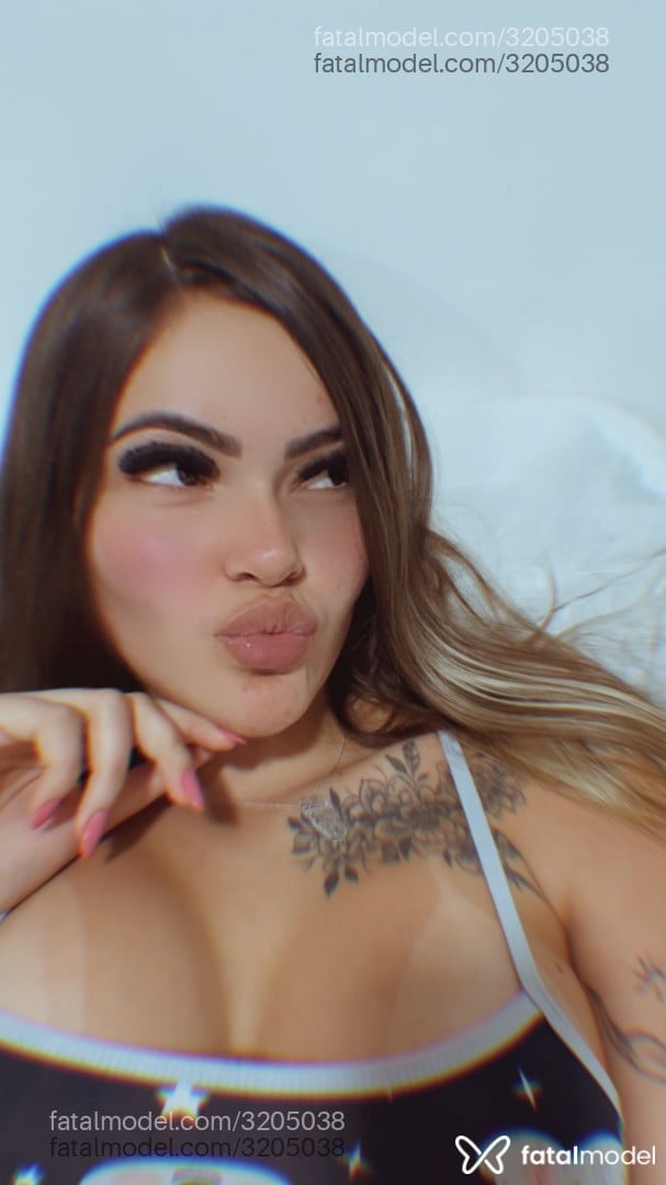 Acompanhante mulher loira (o) de olhos castanhos - Bellynha