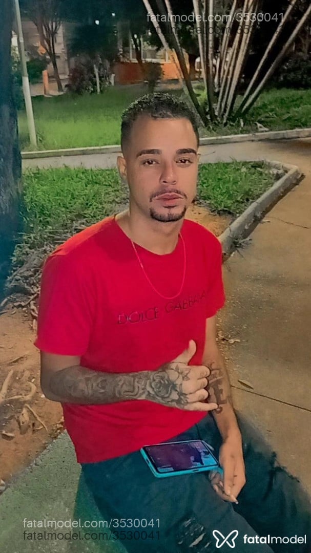 Acompanhante homem com cabelo castanho de olhos castanhos - Brinquinho