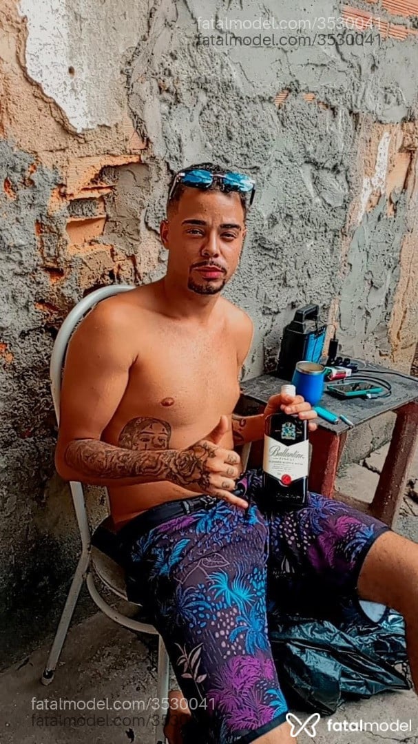 Acompanhante homem com cabelo castanho de olhos castanhos - Branquin Acompanhante homem com cabelo castanho de olhos castanhos - Branquin