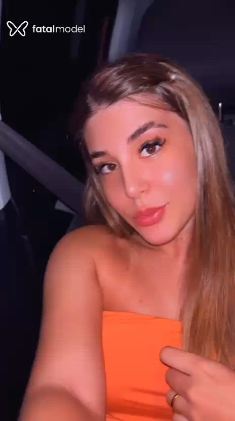 Acompanhante mulher loira (o) de olhos castanhos - Maíte Borges