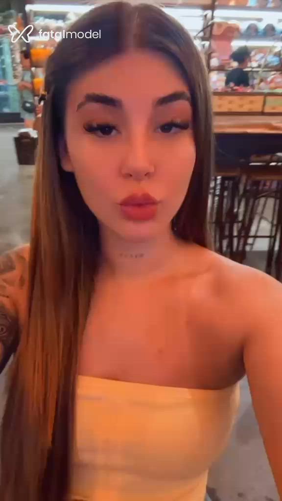 Acompanhante mulher loira (o) de olhos castanhos - Maíte Borges