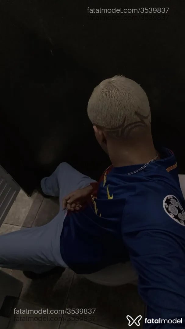 Acompanhante homem com cabelo castanho de olhos castanhos - Tavaresz