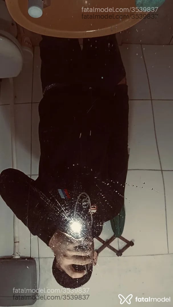 Acompanhante homem com cabelo castanho de olhos castanhos - Tavaresz