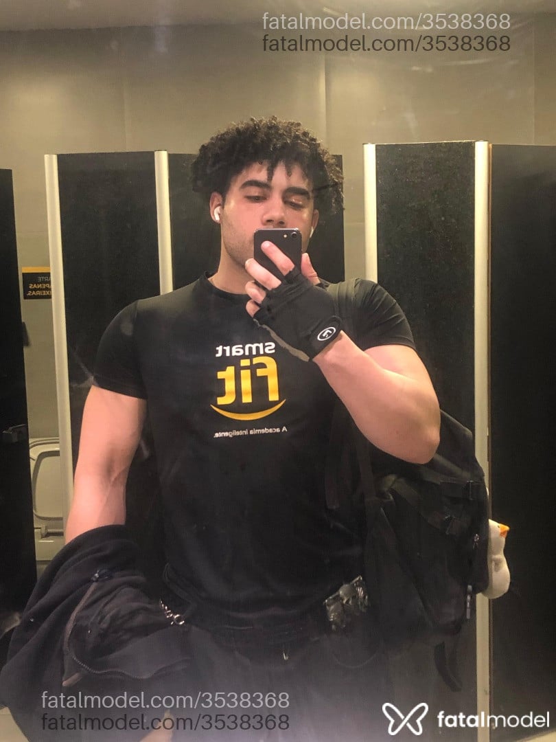 Acompanhante homem com cabelo castanho de olhos pretos - Dario Rafael