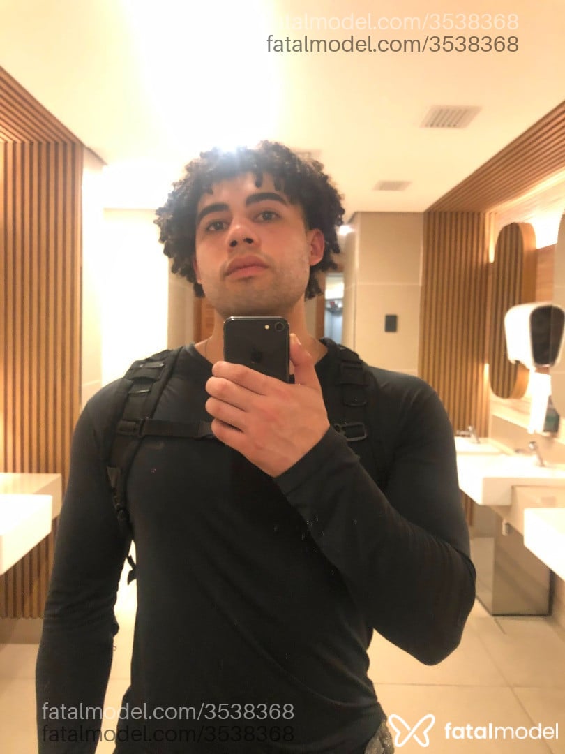 Acompanhante homem com cabelo castanho de olhos pretos - Dario Rafael