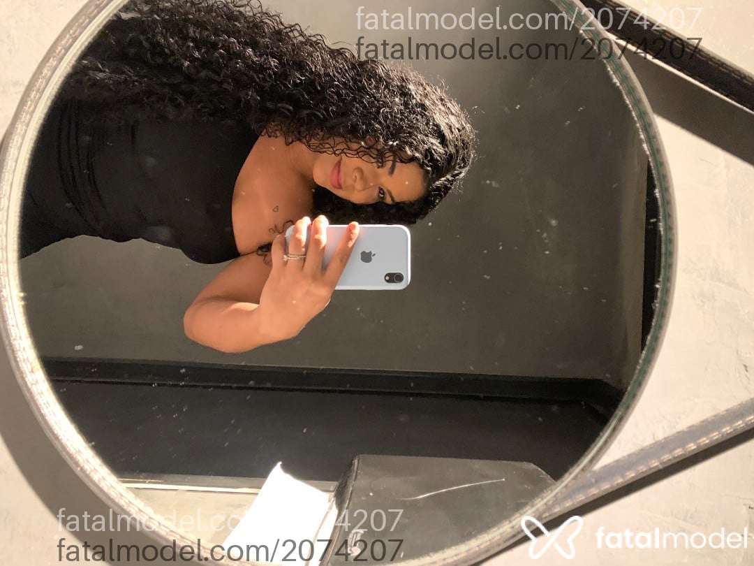 Acompanhante mulher morena (o) de olhos pretos - Bia