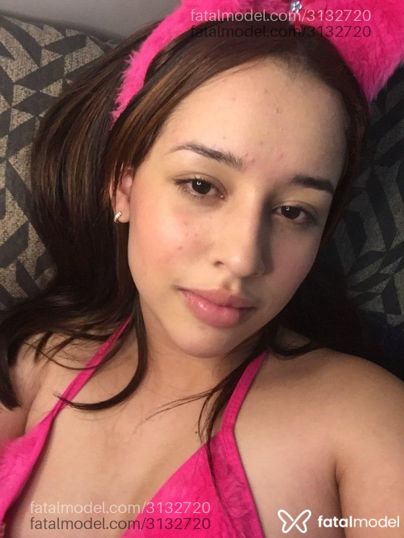 Acompanhante mulher morena (o) de olhos pretos - Ninfetinhatímida
