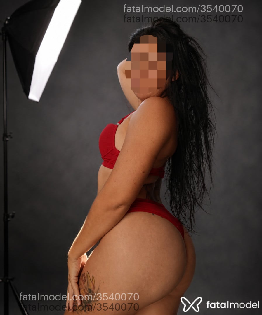 Acompanhante mulher morena (o) de olhos castanhos - Morena