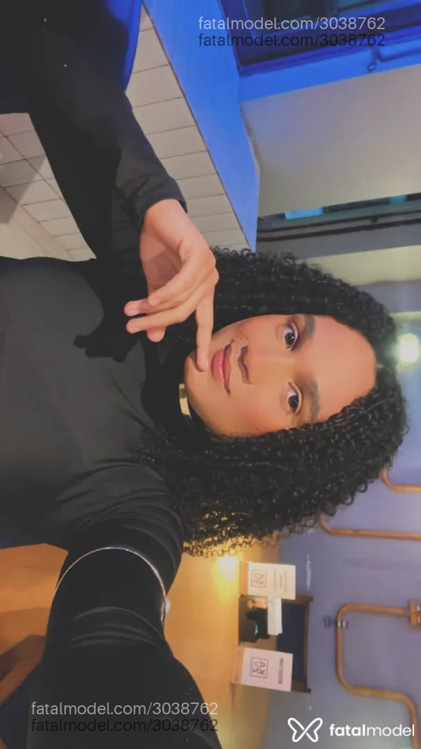Acompanhante mulher trans morena (o) de olhos castanhos - Karynne Carvalho