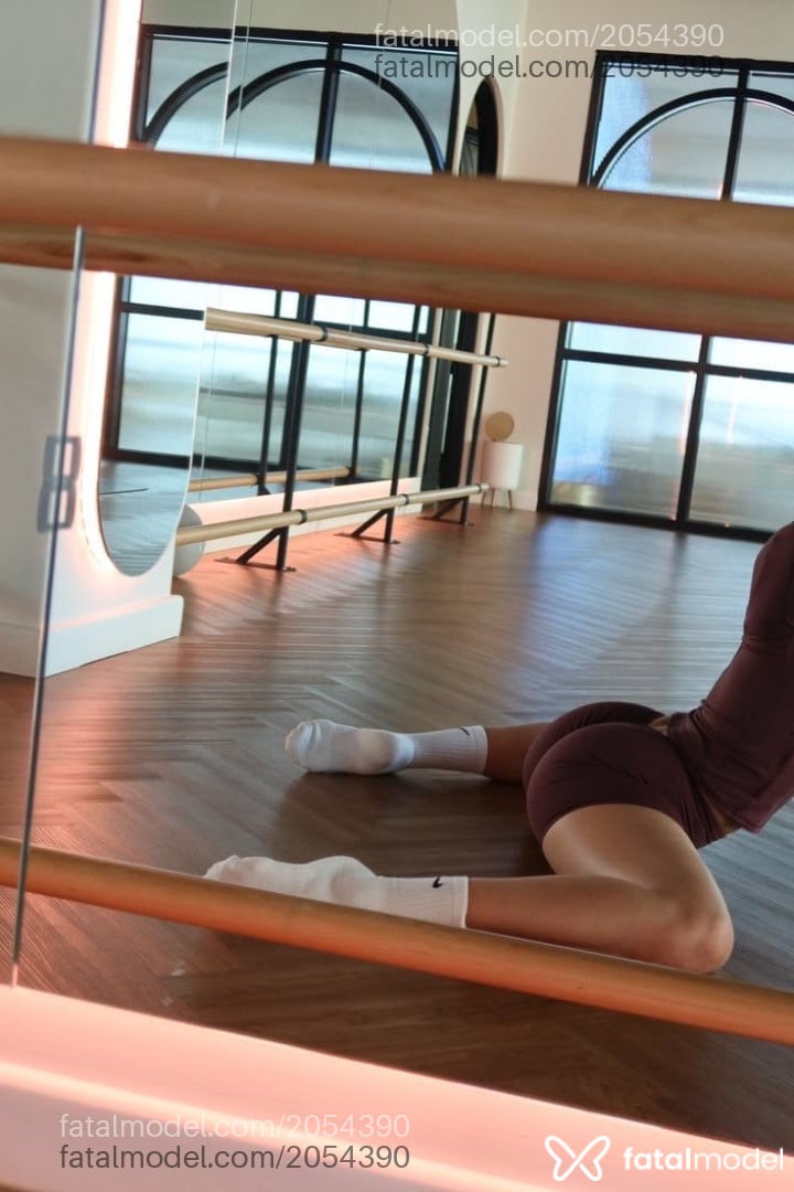 Acompanhante mulher loira (o) de olhos pretos - Valentina Fox