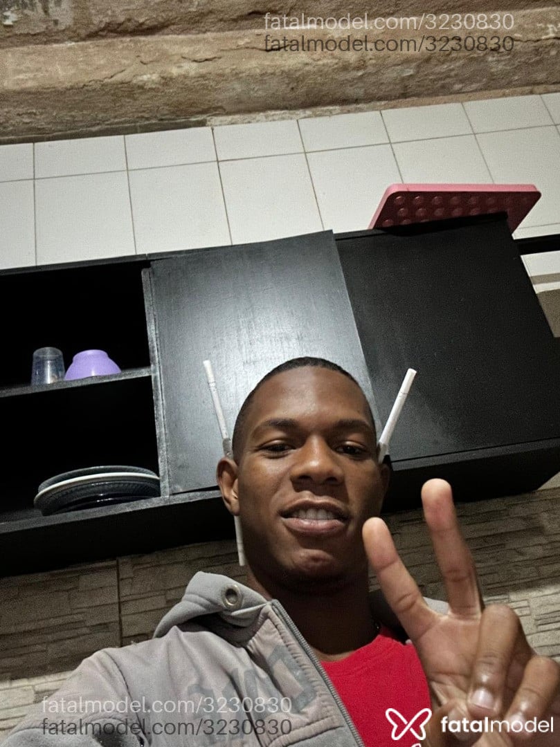 Acompanhante homem com cabelo castanho de olhos pretos - Kaduu