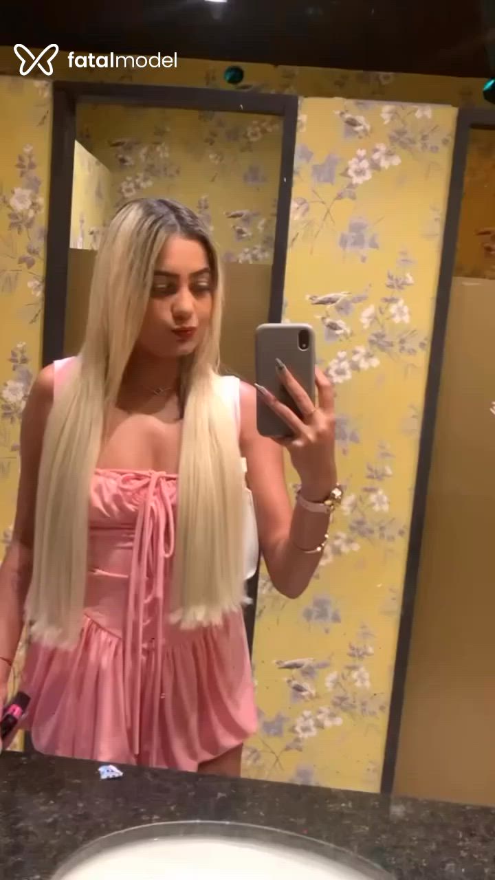 Acompanhante mulher loira (o) de olhos castanhos - Milena